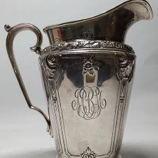 Серебряный молочник